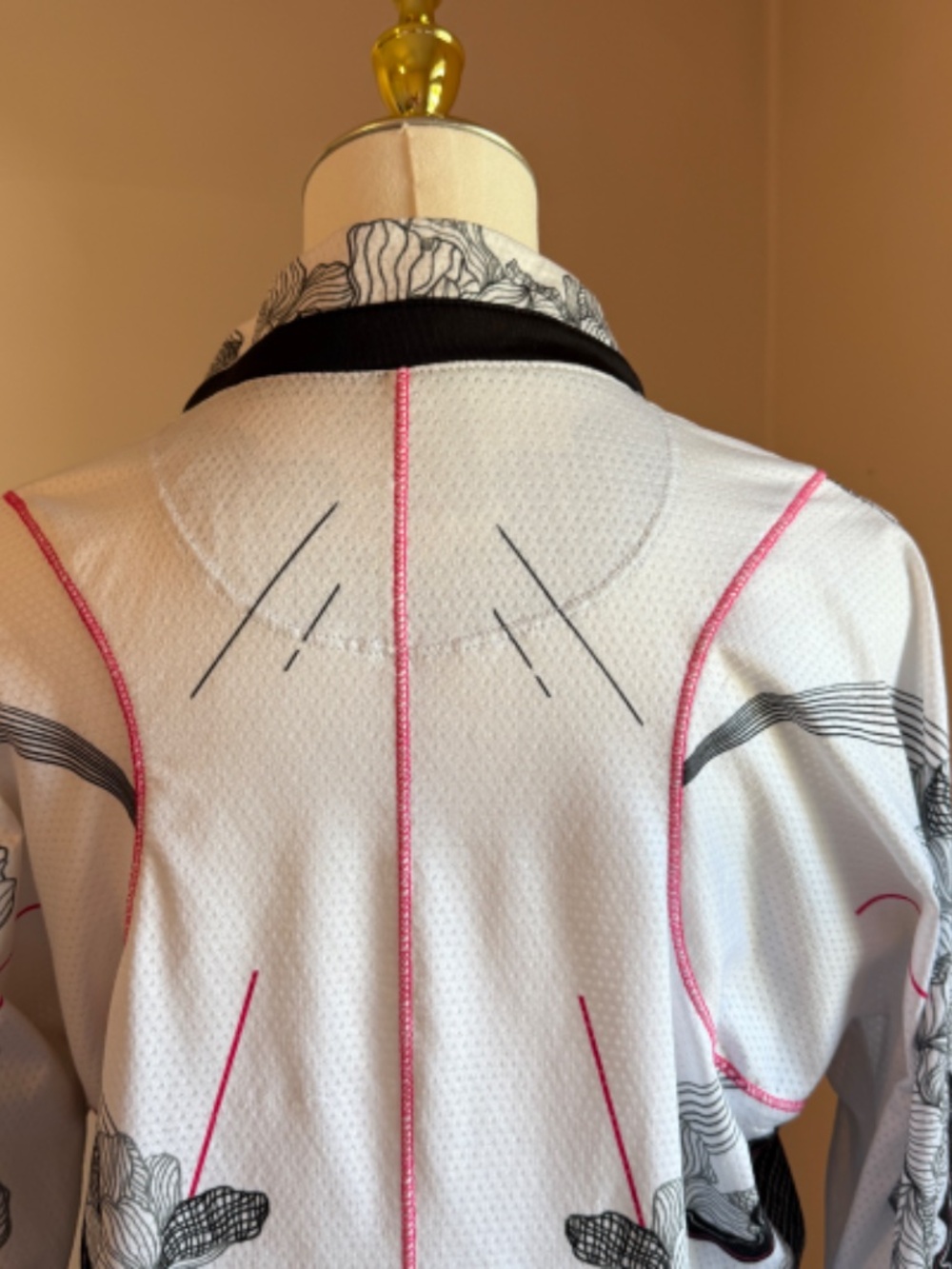 Lucky in Love Pullover Shirt Black & White Botanical/Geometric Design Size L /12 - Picture 11 of 15